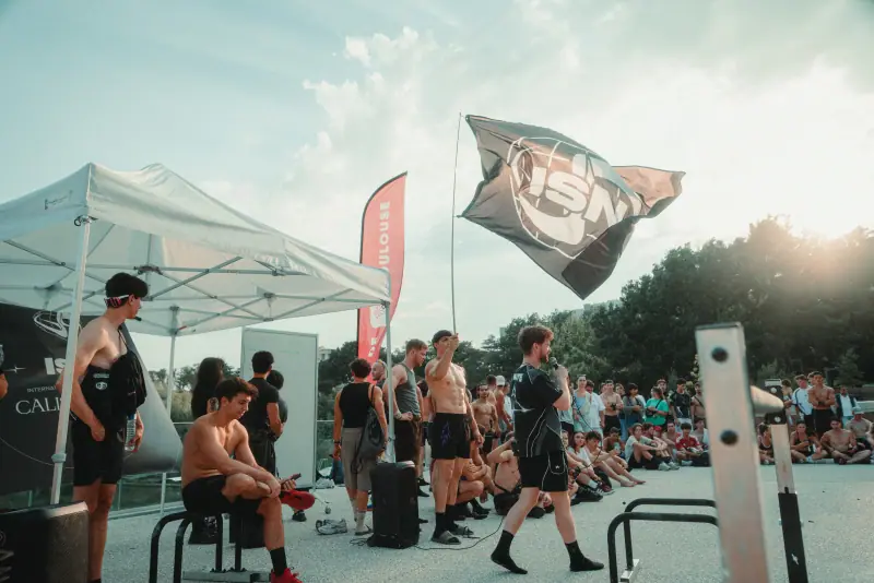 Stands et drapeau ISN au rassemblement en plein air