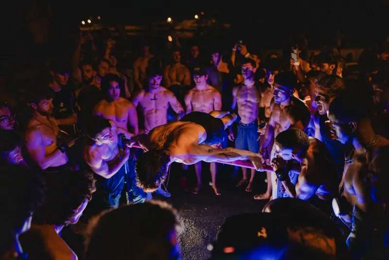 Planche large au milieu du cercle, au rassemblement