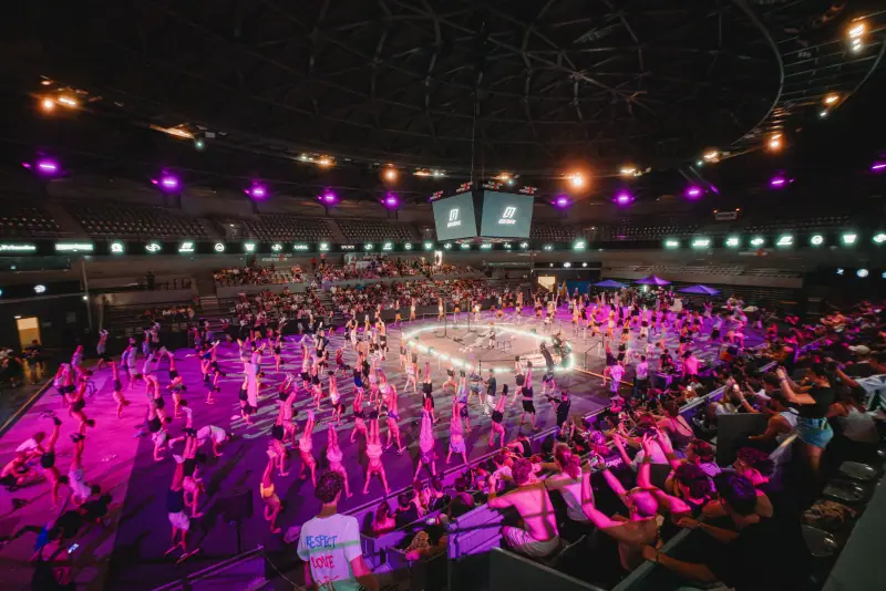 Concours de handstand sous les lumières du Palais des Sports