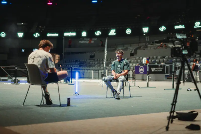Interview d'un athlète au milieu de l'arène