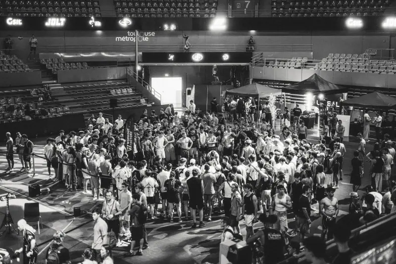 La foule sur l'aire de jeu pendant l'Arena Experience