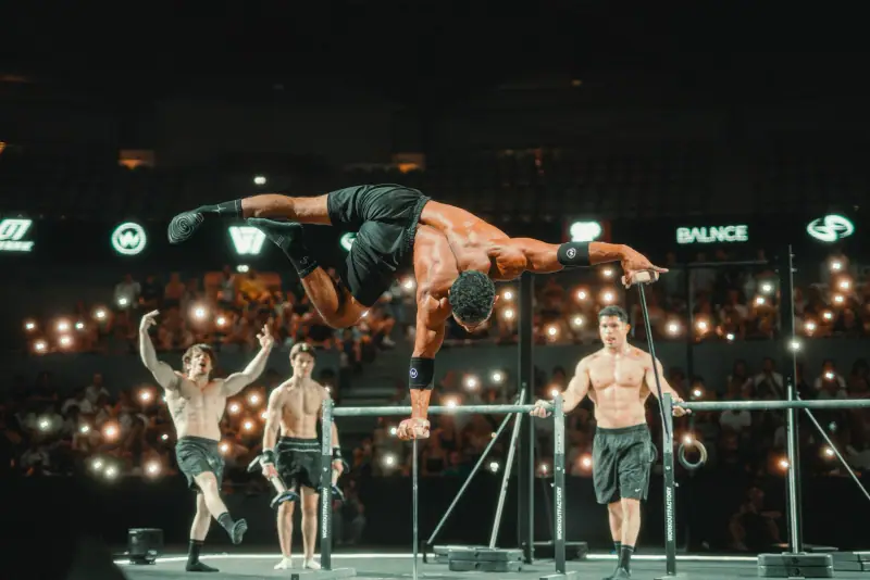 Handstand one arm sur les barres parallèles